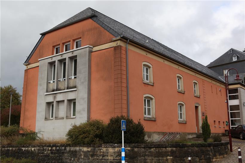 Auf dem Dach des „Pëtzenhaus“ in Reckingen wird eine Fotovoltaikanlage gebaut

