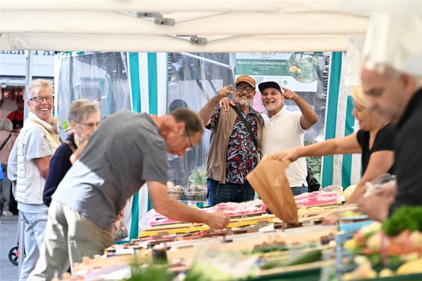 Auf dem Düdelinger Wochenmarkt scheint eine gute Stimmung zu herrschen
