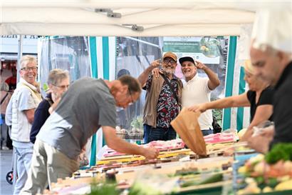 Auf dem Düdelinger Wochenmarkt scheint eine gute Stimmung zu herrschen
