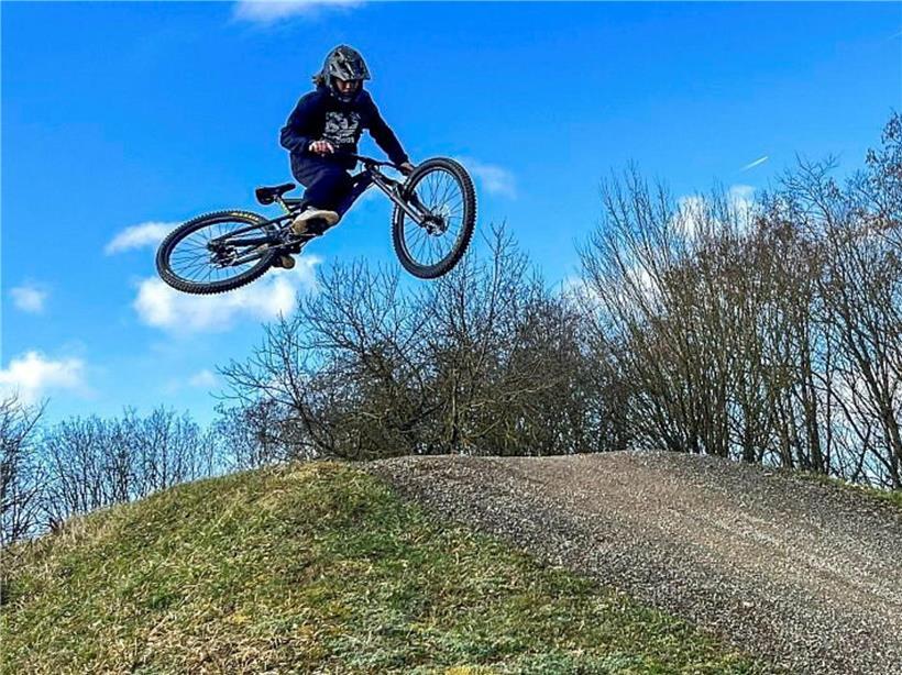 Teilnehmer der Mission „Cycle to the Moon“ fahren motiviert Fahrrad, um hohe Ziele zu erreichen und Ausdauer zu zeigen
