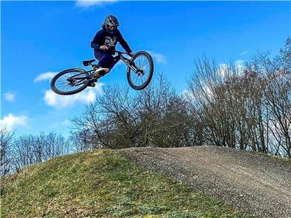 Teilnehmer der Mission „Cycle to the Moon“ fahren motiviert Fahrrad, um hohe Ziele zu erreichen und Ausdauer zu zeigen