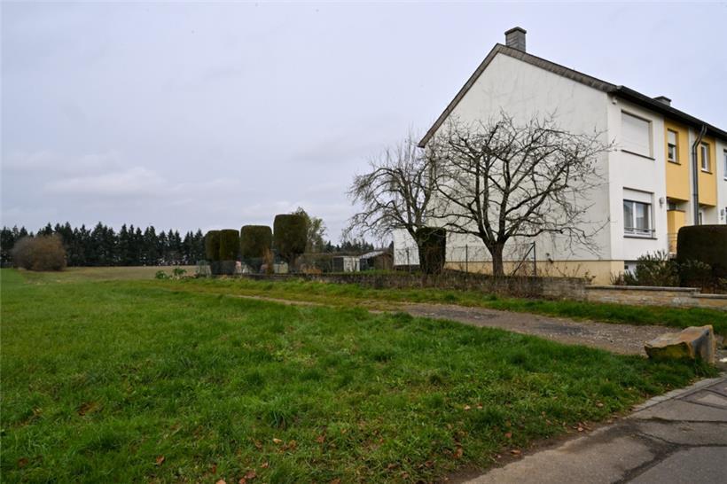 Auf dem Feld gleich hinter diesen Häusern soll unter anderem eine neue Leichtath...