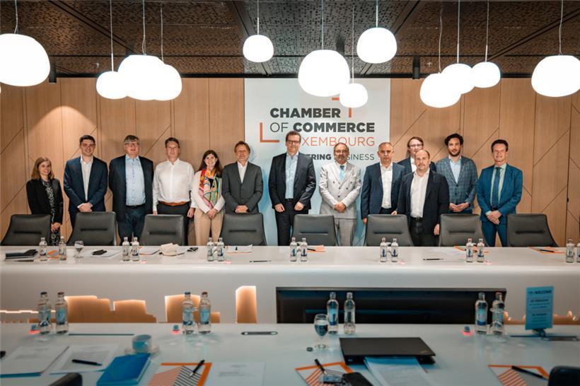 Auf dem Foto der Gründungsversammlung von Luxdefence sind elf Männer und zwei Frauen zu sehen
