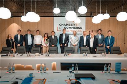 Auf dem Foto der Gründungsversammlung von Luxdefence sind elf Männer und zwei Frauen zu sehen
