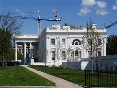 Auf dem Foto vom 4. April sind Kräne, die für den Bau des neuen Ballsaals im Weißen Haus eingesetzt werden, zu sehen