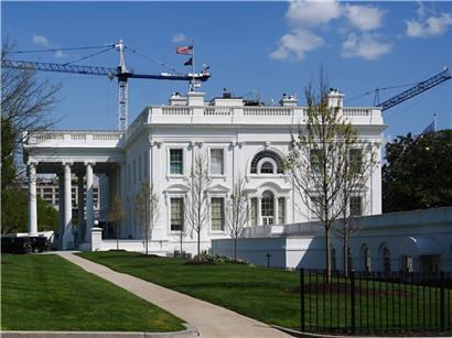 Auf dem Foto vom 4. April sind Kräne, die für den Bau des neuen Ballsaals im Weißen Haus eingesetzt werden, zu sehen