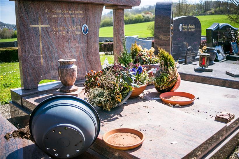Auf dem Friedhof in Oberkorn wurden 100 Gräber verunstaltet, davon mindestens sechs schwer
