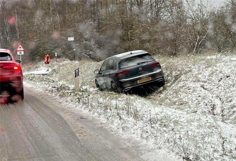 Auf dem Kayler Poteau ist auf der glatten Straße ein Auto abgekommen
