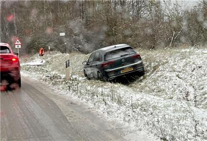 Auf dem Kayler Poteau ist auf der glatten Straße ein Auto abgekommen
