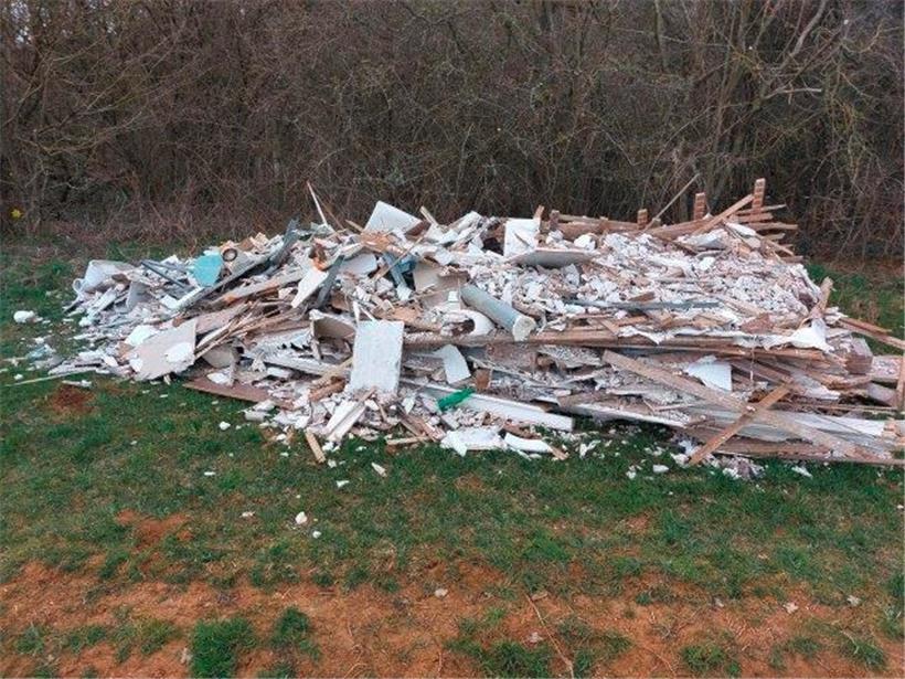 Auf dem „Leitschebierg“ bei Düdelingen wurden Sanitärteile illegal entsorgt
