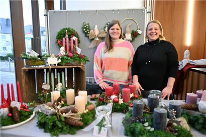 Auf dem Markt gab es weihnachtliche Dekoration zu kaufen – darunter auch der Klassiker: Adventskränze
