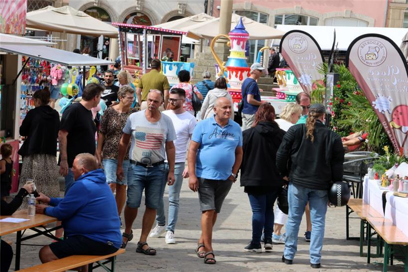 Auf dem Marktplatz boten fahrende Händler ihre Waren an
