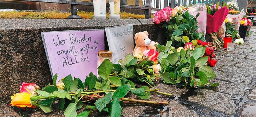 Auf dem Marktplatz in Mannheim zieren am Tag nach der Messerattacke Blumen und Kerzen den Platz
