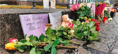 Auf dem Marktplatz in Mannheim zieren am Tag nach der Messerattacke Blumen und Kerzen den Platz
