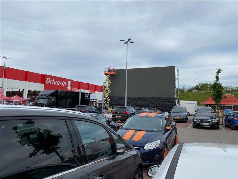 Auf dem Parkplatz des Baumarktes entsteht ein riesiger „Kinosaal“
