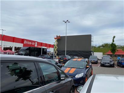 Auf dem Parkplatz des Baumarktes entsteht ein riesiger „Kinosaal“
