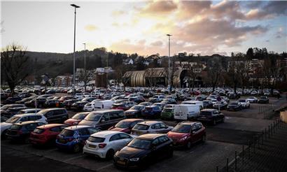 Auf dem Parkplatz vor der Deichhalle kann man schon seit Montag gratis parken
