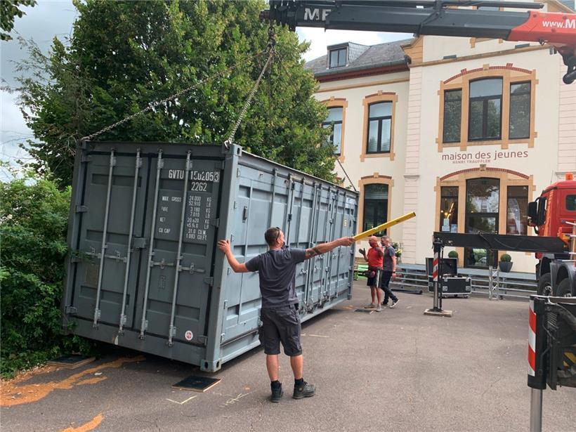 Auf dem Platz vor dem Jugendhaus in Mamer entsteht die provisorische Kultureinrichtung
