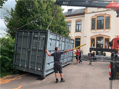 Auf dem Platz vor dem Jugendhaus in Mamer entsteht die provisorische Kultureinrichtung
