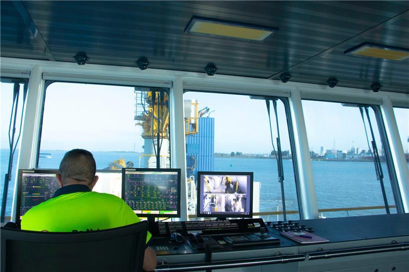 Auf dem Saugbaggerschiff arbeiten 16 Menschen