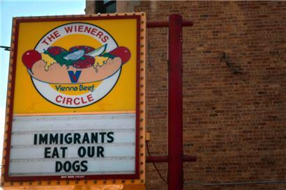Auf dem Schild eines beliebten Hotdog-Restaurants steht „Immigranten essen unsere Hunde“ – ein Kommentar zu einer Aussage von Trump während der TV-Debatte gegen Kamala Harris
