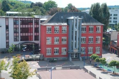 Auf dem Schulhof  bei der place Marie-Thérèse in Ettelbrück waren am Freitag etwa 30 Personen in eine Schlägerei verwickelt
