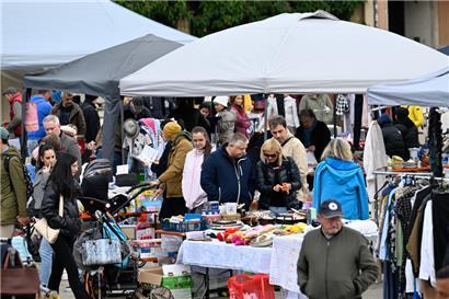 Auf dem Trödelmarkt auf dem „Knuedler“ verkaufen Menschen Dinge, die sie nicht mehr brauchen
