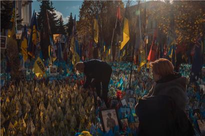 Auf dem Unabhängigkeitsplatz in Kiew gedenken Menschen am 1.000 Kriegstag der gefallenen Soldaten
