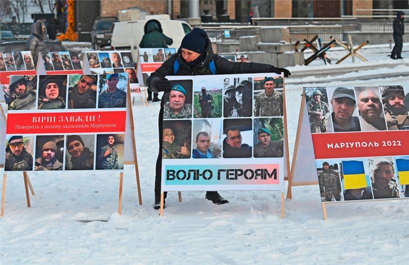 Auf dem Unabhängigkeitsplatz in Kiew wurden Bilder mit gefangen genommenen ukrainischen Soldaten und entführten ukrainischen Zivilisten aufgestellt
