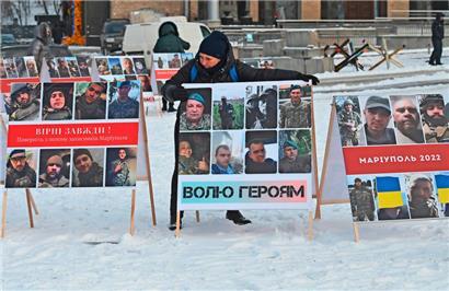 Auf dem Unabhängigkeitsplatz in Kiew wurden Bilder mit gefangen genommenen ukrainischen Soldaten und entführten ukrainischen Zivilisten aufgestellt
