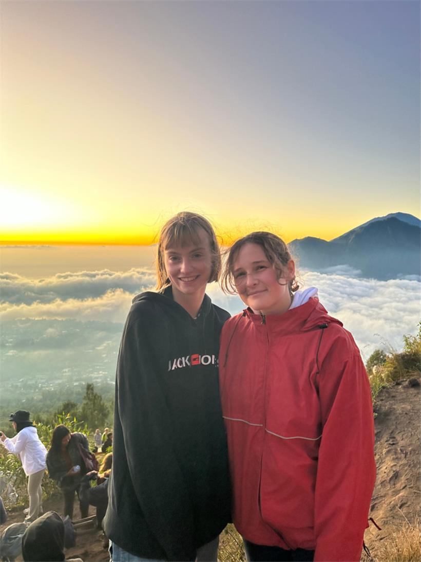 Auf dem Vulkan Batur in Bali zu Sonnenaufgang