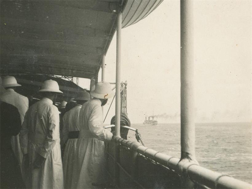 Passagiere auf dem Weg in den Belgisch-Kongo vor dem Schiff Anversville im Hafen, historische Kolonialreise Afrika