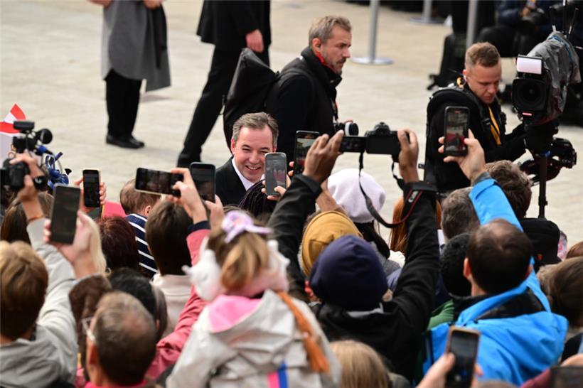 Auf dem Weg zum Knuedler konnte der neue Staatschef das Bad in der Menge genießen
