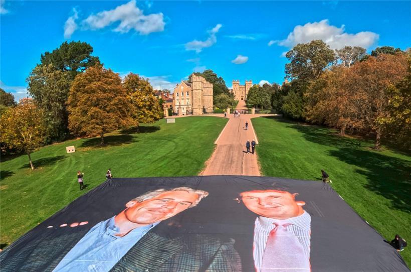 Auf dem Weg zum Schloss Windsor haben Aktivisten eine Art Fan-Poster ausgerollt, das den Sexualverbrecher Jeffrey Epstein und Donald Trump einträchtig zusammen zeigt
