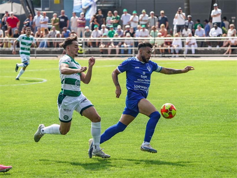 Auf dem Weg zum Tor: Patrick Macedo (r.)
