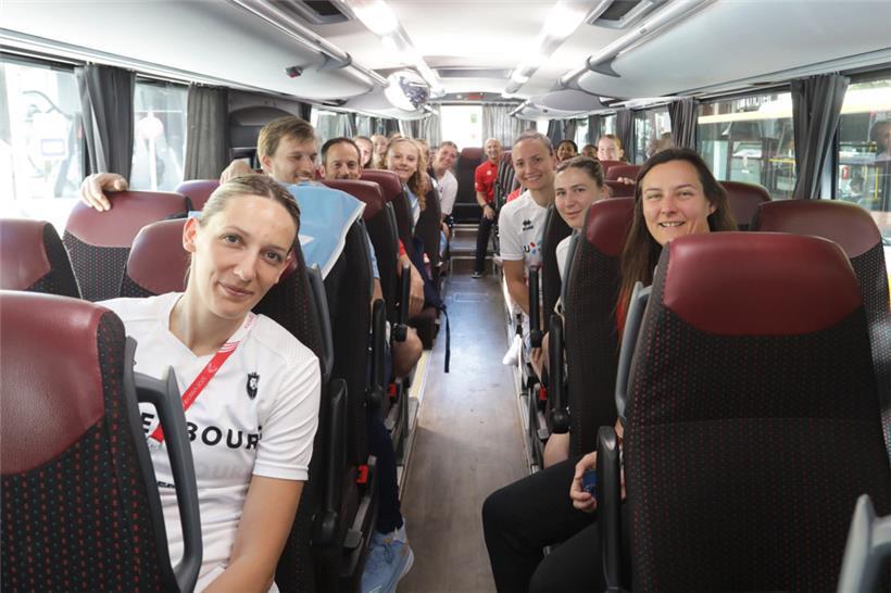 Auf dem Weg zum ersten Duell: Mit der „Red Line“, der roten Buslinie, brachen die Basketballspielerinnen am Nachmittag zum Spiel auf. Das wäre fast schiefgegangen, denn der Fahrer hätte fast nicht vor der Halle angehalten.
