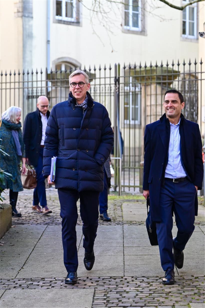Auf dem Weg zur gemeinsamen Pressekonferenz: Léon Gloden, Max Hahn
