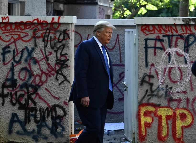 Auf dem Weg zurück ins Weiße Haus: Davor ließ Trump friedliche Demonstranten von der Polizei mit Tränengas vertreiben, um bei einem Fototermin grimmig eine Bibel in die Kameras zu halten
