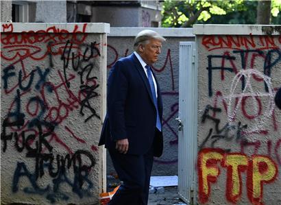 Auf dem Weg zurück ins Weiße Haus: Davor ließ Trump friedliche Demonstranten von der Polizei mit Tränengas vertreiben, um bei einem Fototermin grimmig eine Bibel in die Kameras zu halten

