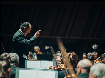 Tugan Sokhiev am Dirigentenpult, auf dem Weg zum erfolgreichen Stardirigenten