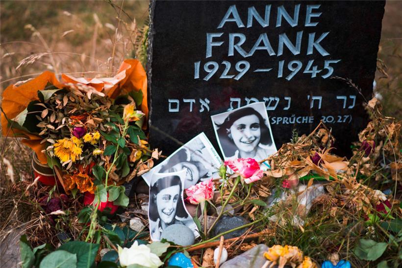 Auf dem ehemaligen Gelände des Konzentrationslagers Bergen-Belsen erinnert heute noch ein Gedenkstein an die 15-jährige Anne Frank, die mit ihrem Tagebuch unsterblich wurde
