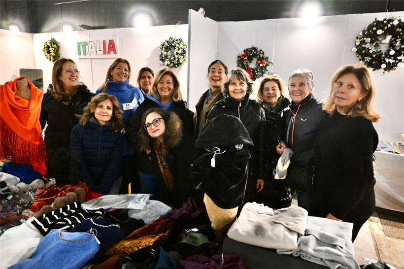 Auf dem italienischen Stand wird warme Kleidung angeboten