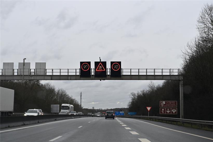 Auf den Autobahnen wurde die Höchstgeschwindigkeit wegen des Sturms begrenzt auf...