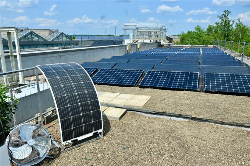 Auf den Dächern des IFSB werden unterschiedliche Arten von Solarplatten installiert 
