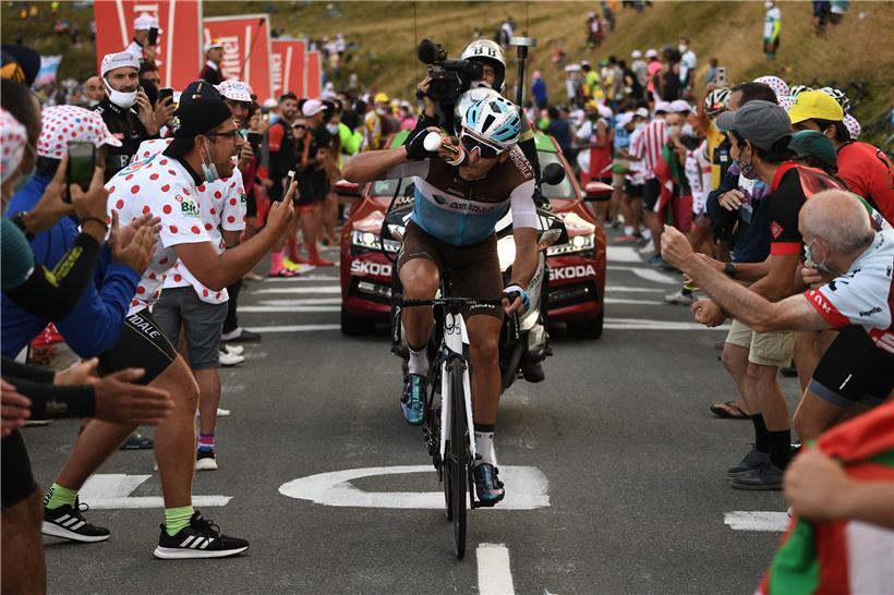 Auf den Etappen in den Pyrenäen wurde häufiger sichtbar, dass sich nicht alle Zuschauer an die Maskenpflicht halten. Im Bild der Sieger der 8. Etappe, Nans Peters (Ag2r La Mondiale)
