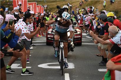 Auf den Etappen in den Pyrenäen wurde häufiger sichtbar, dass sich nicht alle Zuschauer an die Maskenpflicht halten. Im Bild der Sieger der 8. Etappe, Nans Peters (Ag2r La Mondiale)
