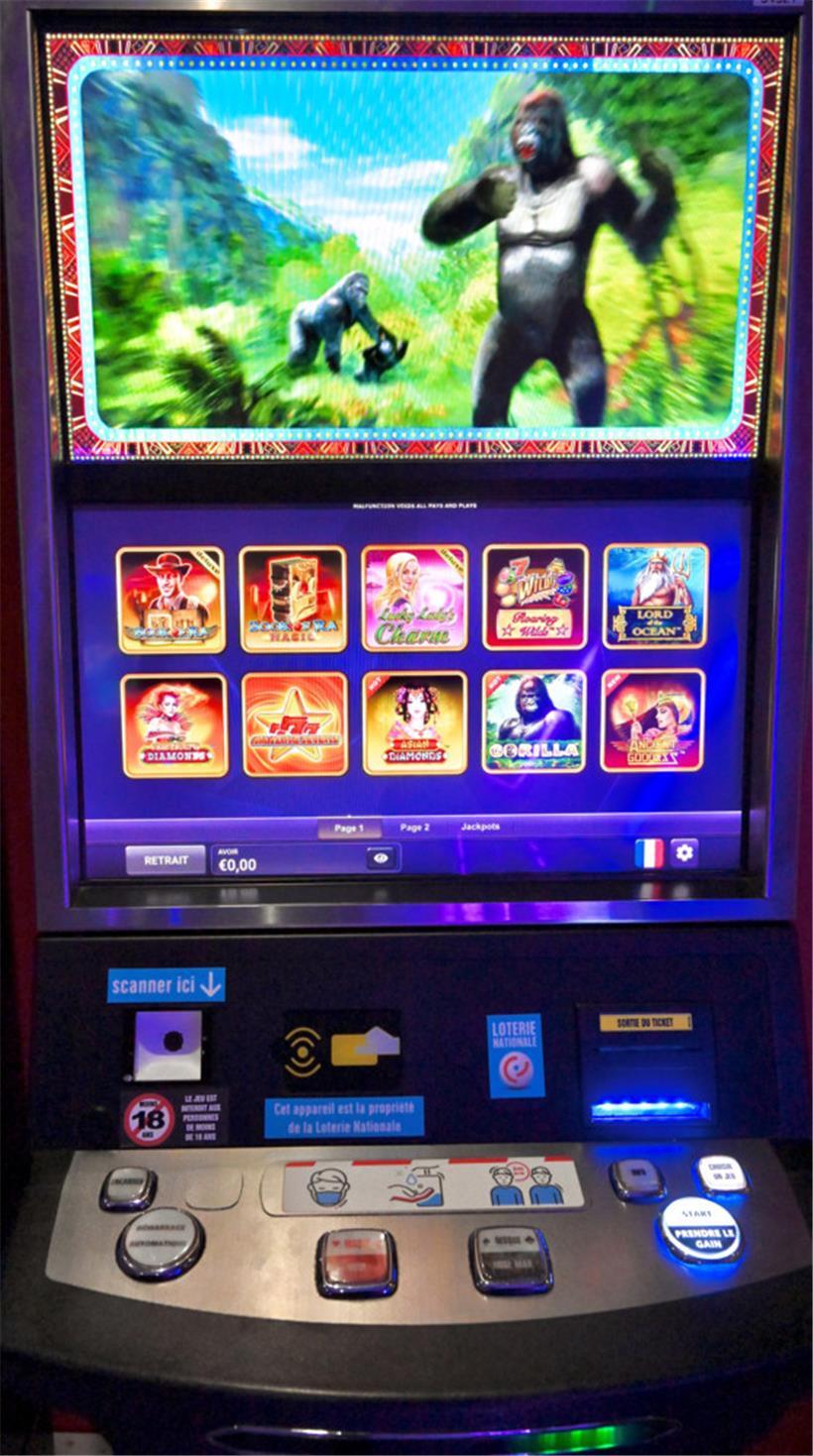 Auf den Spielautomaten der Loterie Nationale ist klar gekennzeichnet, dass Jugendliche unter 18 nicht spielen dürfen

