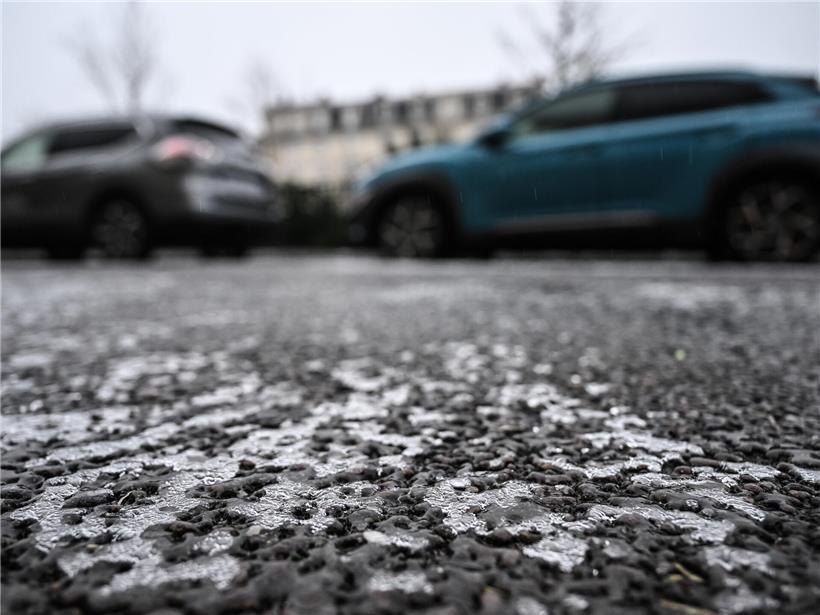 Glätte auf Luxemburgs Straßen im Winter, rutschige Fahrbahn und vereiste Oberflächen bei kaltem Wetter
