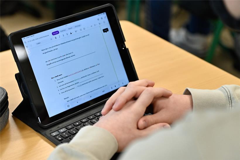 Auf den iPads können die Schüler die Grammatikregeln nachlesen
