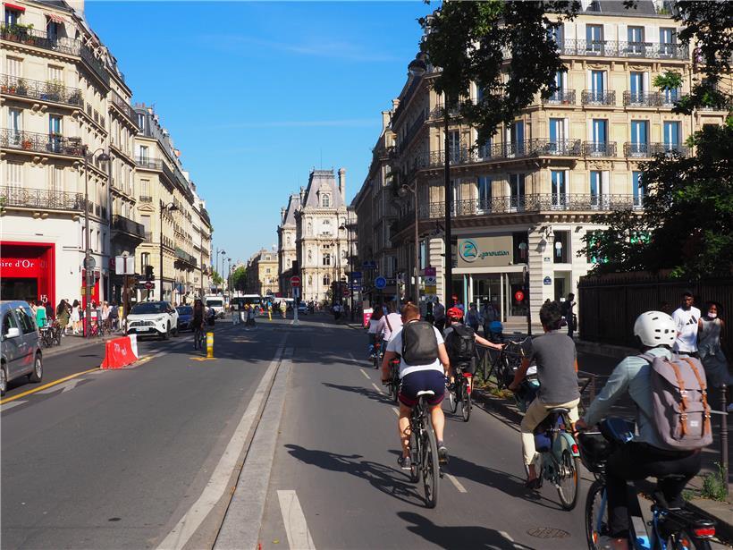 Auf den verbreiterten Fahrradwegen auf der Rue de Rivoli im Pariser Stadtzentrum sind Radfahrer unterwegs. Die Stadt richtete nach den coronabedingten Ausgangsbeschränkungen zusätzliche Wege für Fahrradfahrer ein.
